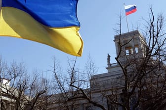 Ukrainische Flagge vor der russischen Botschaft in Berlin: "Die Regierung sollte einen Gutteil der als Diplomaten getarnten Geheimdienstler ausweisen".