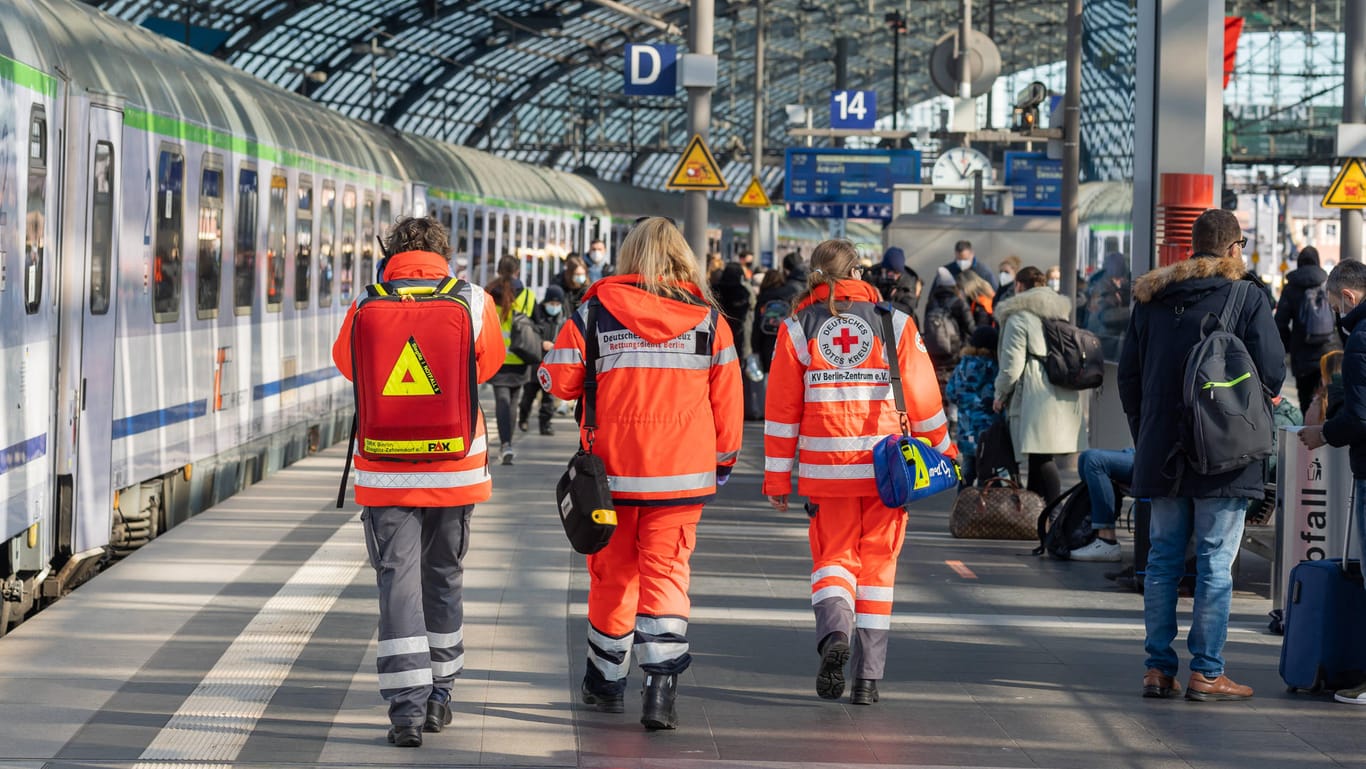 Sanitäter am Berliner Hauptbahnhof, an dem bereits tausende Geflüchtete aus der Ukraine ankamen (Archivbild): Besonders chronisch erkrankte Flüchtlinge benötigen ärztliche Hilfe in Berlin.