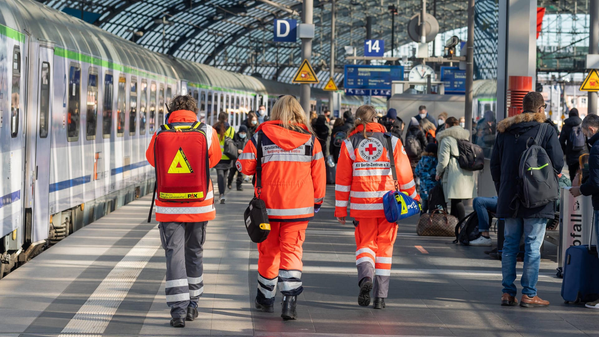Sanitäter am Berliner Hauptbahnhof, an dem bereits tausende Geflüchtete aus der Ukraine ankamen (Archivbild): Besonders chronisch erkrankte Flüchtlinge benötigen ärztliche Hilfe in Berlin. Sanitäter am Berliner Hauptbahnhof, an dem bereits tausende Geflüchtete aus der Ukraine ankamen (Archivbild): Besonders chronisch erkrankte Flüchtlinge benötigen ärztliche Hilfe in Berlin.