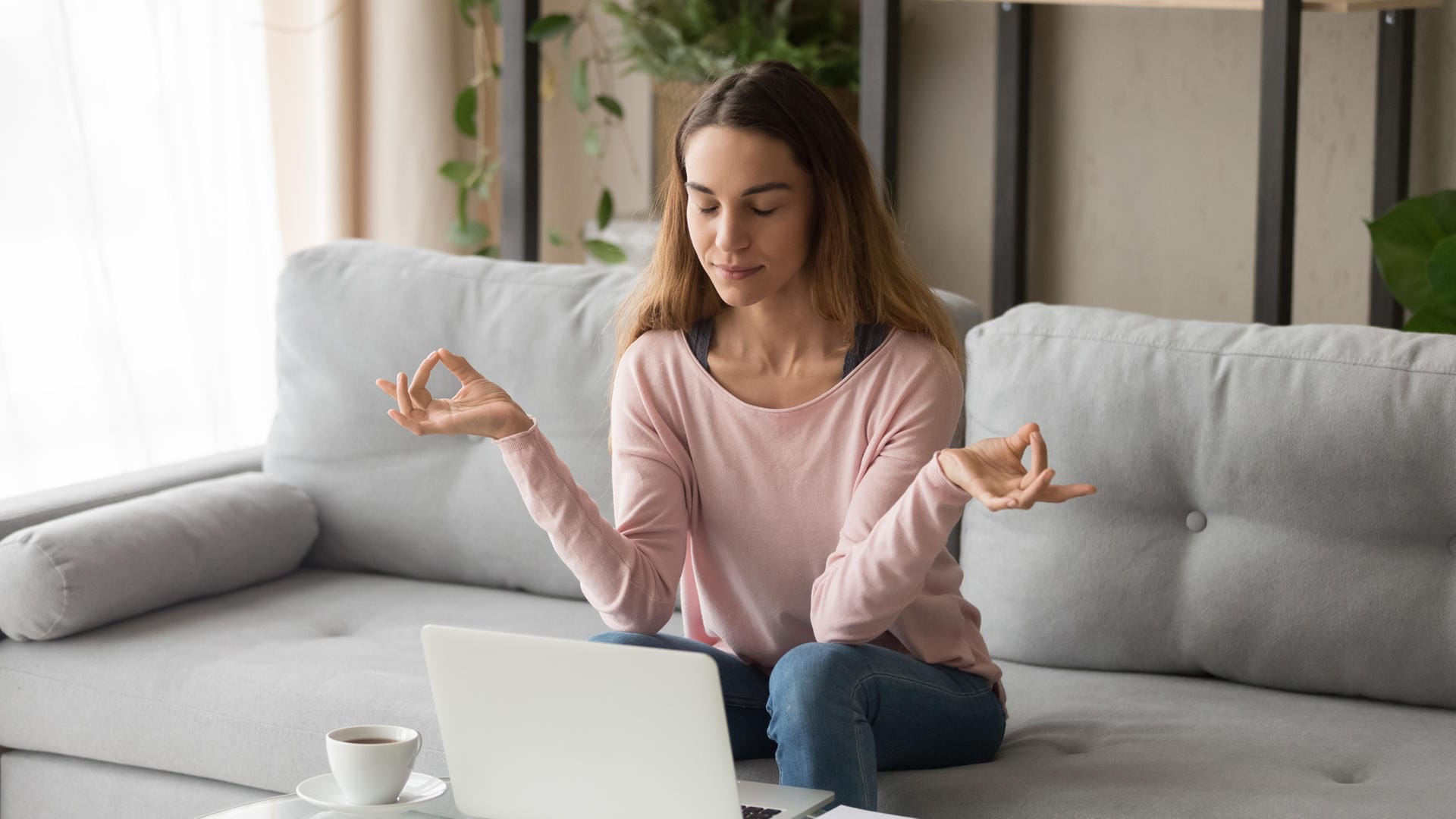 Stress: Durch regelmäßige Meditation kommt der Körper zur Ruhe und es werden weniger Stresshormone ausgeschüttet.