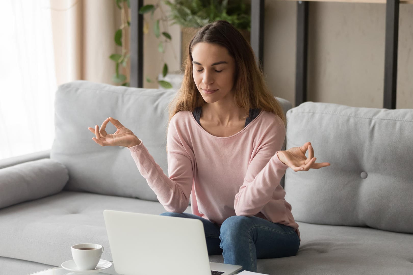 Stress: Durch regelmäßige Meditation kommt der Körper zur Ruhe und es werden weniger Stresshormone ausgeschüttet.