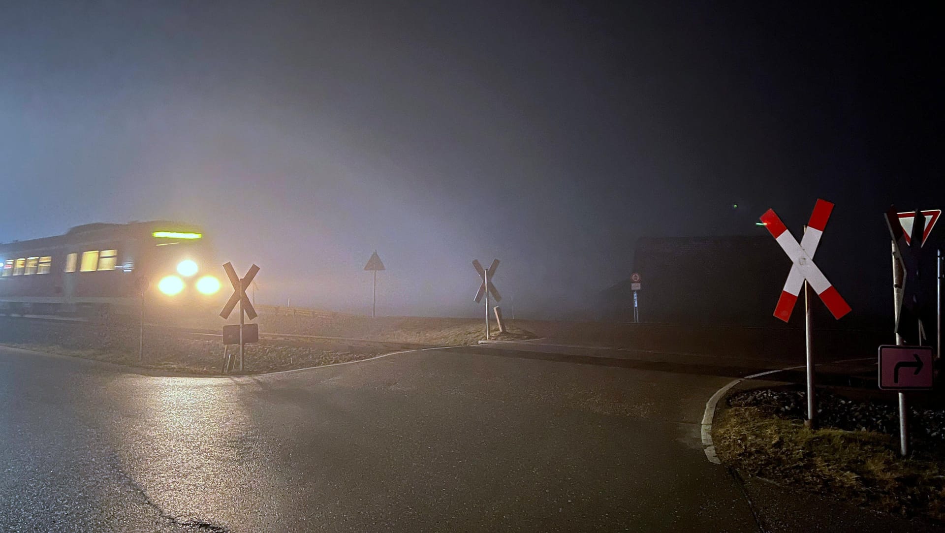 Zug fährt im Nebel auf einen unbeschrankten Bahnübergang zu (Symbolbild): Der verirrte Betrunkene brachte den heranfahrenden Zug zur Notbremsung. Zug fährt im Nebel auf einen unbeschrankten Bahnübergang zu (Symbolbild): Der verirrte Betrunkene brachte den heranfahrenden Zug zur Notbremsung.