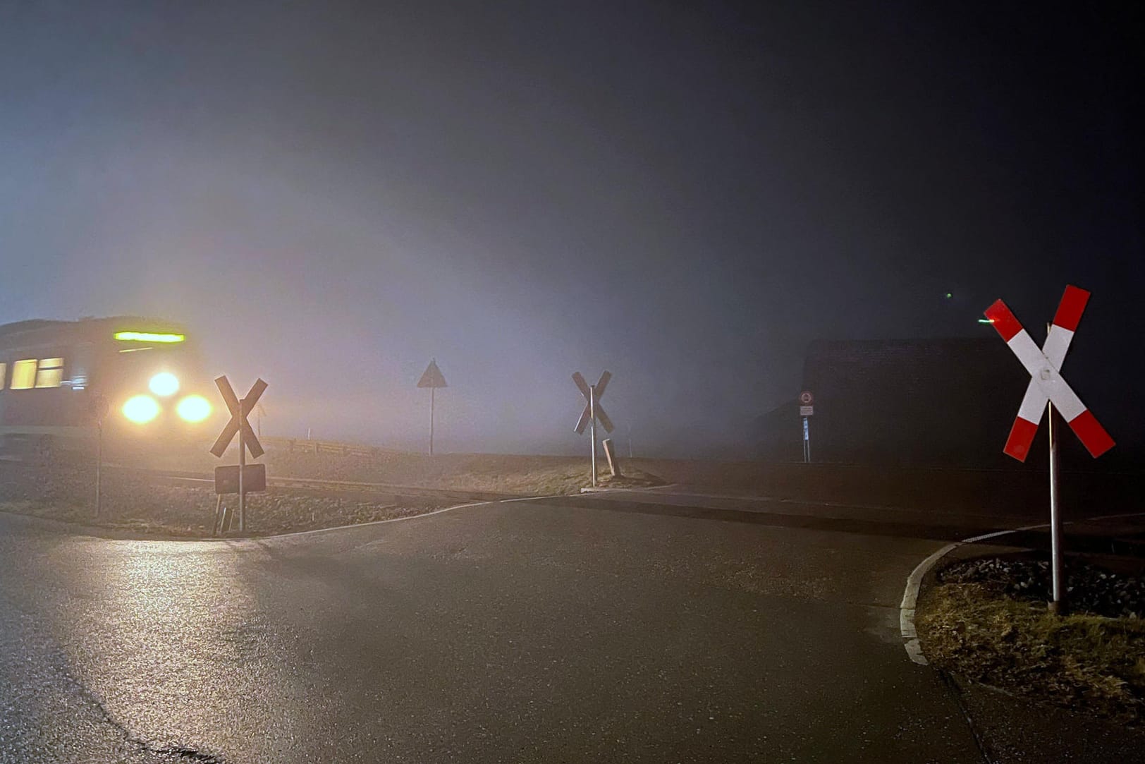 Zug fährt im Nebel auf einen unbeschrankten Bahnübergang zu (Symbolbild): Der verirrte Betrunkene brachte den heranfahrenden Zug zur Notbremsung.