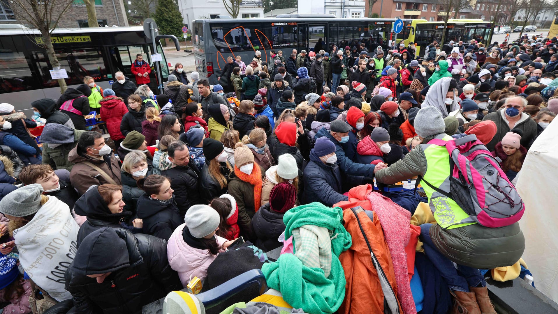 Menschen, die aus der Ukraine geflohen sind, drängen sich vor dem Amt für Migration in Hamburg: Freiwillige Helfer versorgen sie dort mit Essen, Getränken und verschiedenen Dingen des täglichen Gebrauchs. Menschen, die aus der Ukraine geflohen sind, drängen sich vor dem Amt für Migration in Hamburg: Freiwillige Helfer versorgen sie dort mit Essen, Getränken und verschiedenen Dingen des täglichen Gebrauchs.