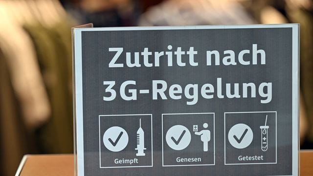 Ein Schild in einem Bekleidungsgeschäft weist auf die 3G-Regelung hin (Symbolbild): Am Samstag sollen die Lockerungen in Kraft treten. Ein Schild in einem Bekleidungsgeschäft weist auf die 3G-Regelung hin (Symbolbild): Am Samstag sollen die Lockerungen in Kraft treten.