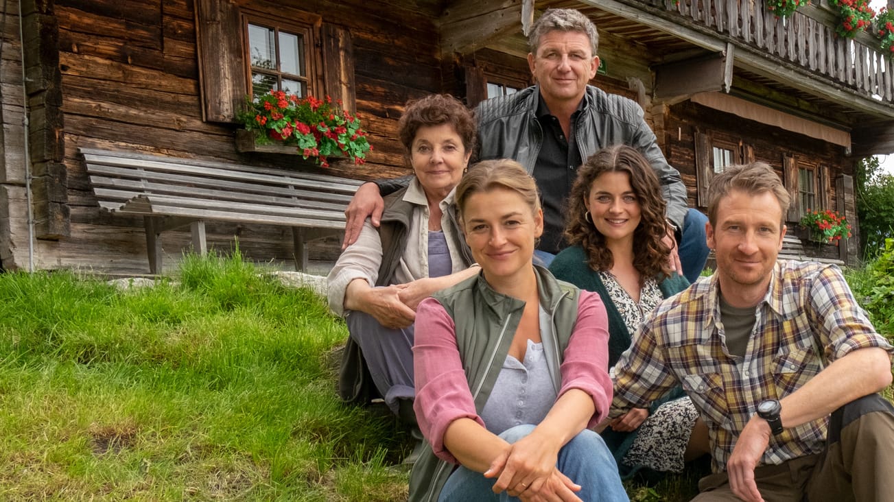 "Der Bergdoktor": Lisbeth Gruber (Monika Baumgartner), Anne Meierling (Ines Lutz), Dr. Martin Gruber (Hans Sigl), Lilli Gruber (Ronja Forcher), Hans Gruber (Heiko Ruprecht).