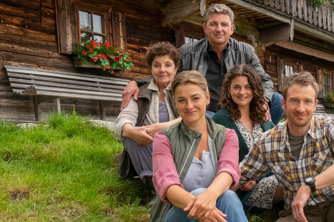 "Der Bergdoktor": Lisbeth Gruber (Monika Baumgartner), Anne Meierling (Ines Lutz), Dr. Martin Gruber (Hans Sigl), Lilli Gruber (Ronja Forcher), Hans Gruber (Heiko Ruprecht).