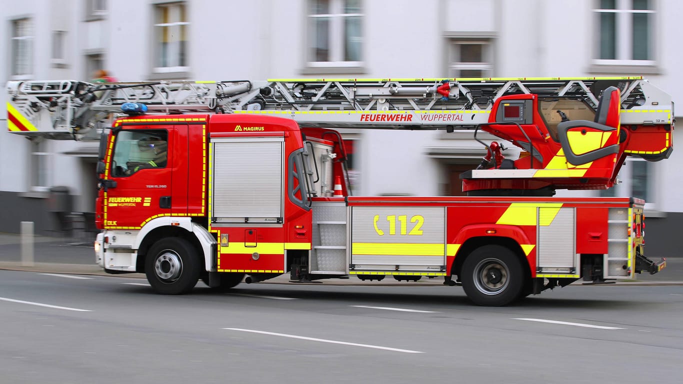 Leiterwagen der Feuerwehr im Einsatz (Symbolbild): In Bochum muss die Feuerwehr wegen verprühtem Reizgas an einer Schule ausrücken.