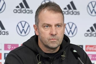 Der Bundestrainer Hansi Flick äußert sich zu den Titelchancen des FC Bayern und des Verfolgers aus Dortmund.