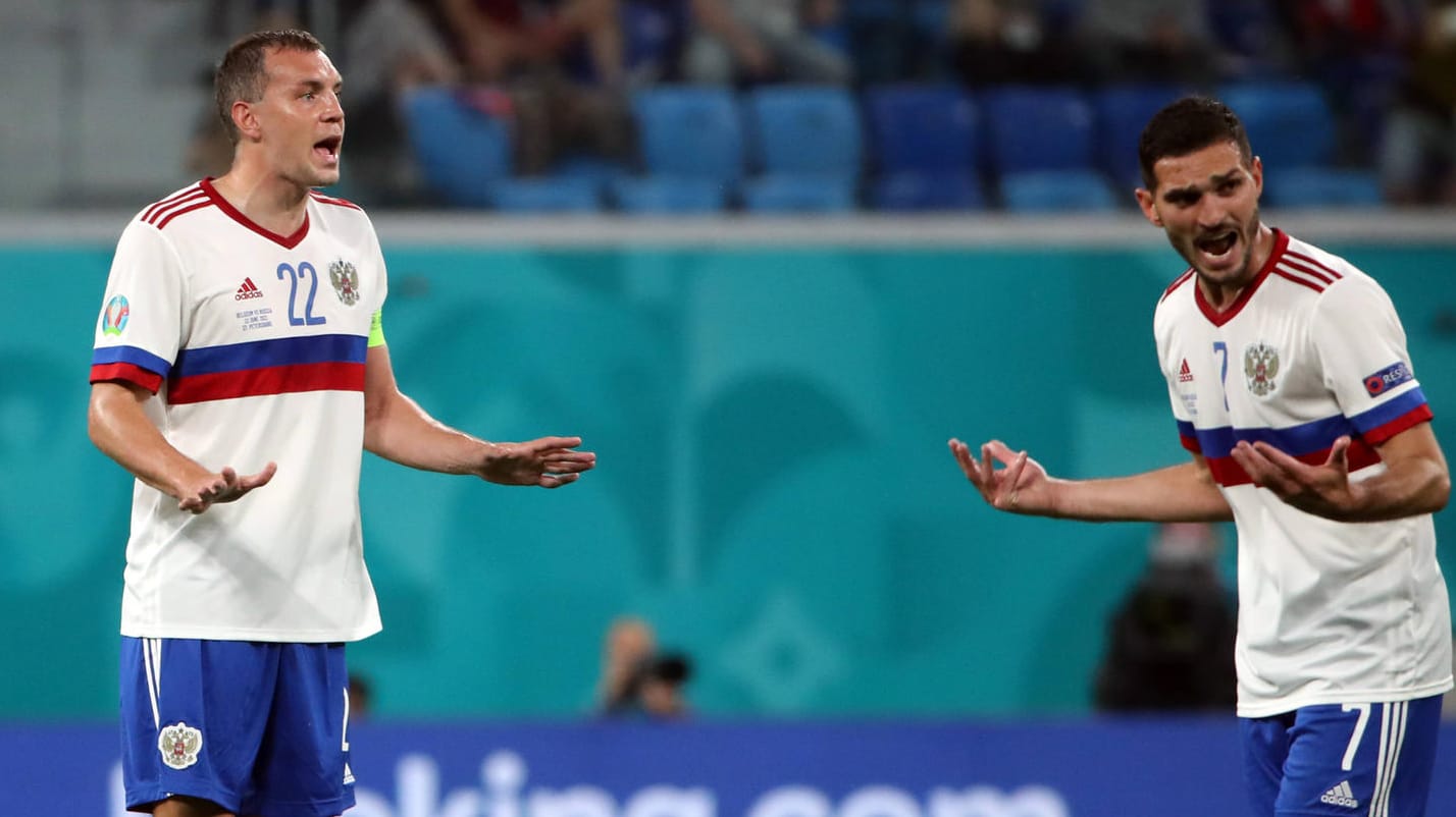 Artyom Dzyuba (l.) und Magomed Ozdoyev: Russlands Fußball-Team darf nicht an den WM-Playoffs teilnehmen.