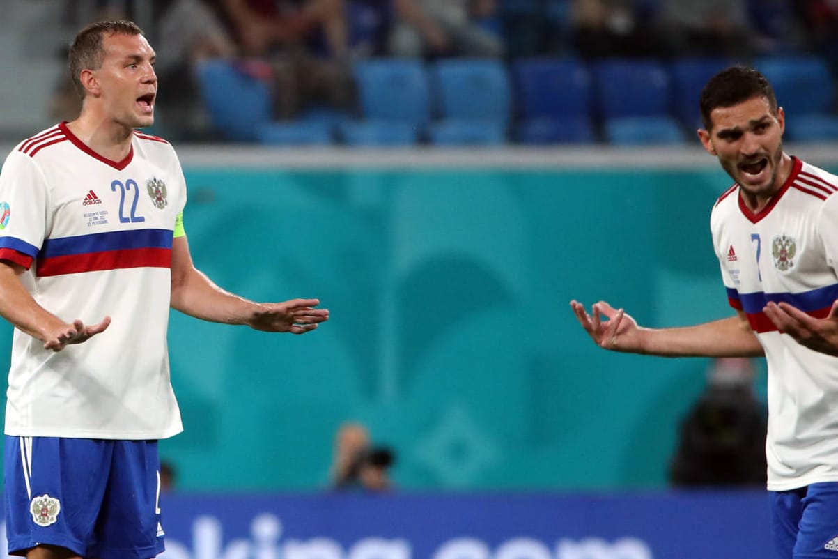 Artyom Dzyuba (l.) und Magomed Ozdoyev: Russlands Fußball-Team darf nicht an den WM-Playoffs teilnehmen.