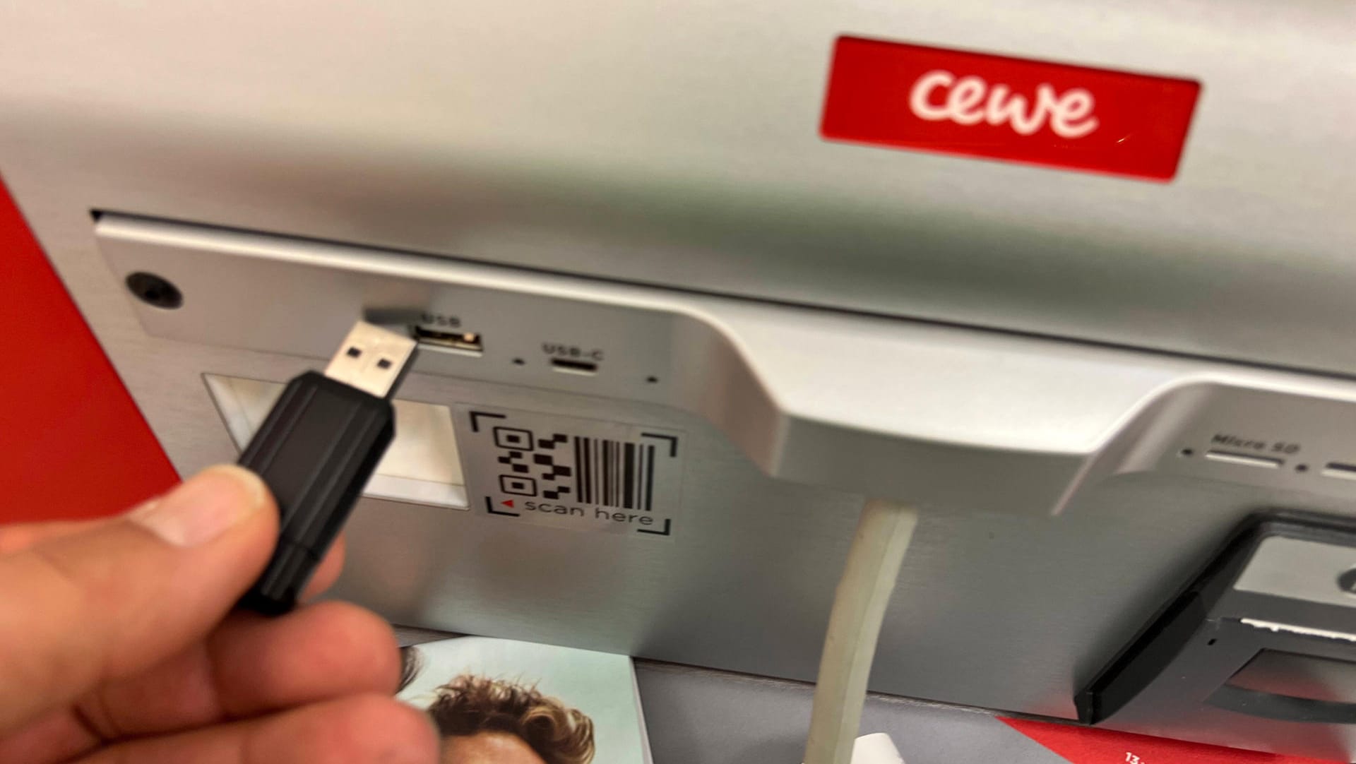 Cewe- Bilderautomat in einem Drogeriemarkt (Symbolbild): Das Unternehmen verlängert den Vertrag mit seinem Chef nicht. Cewe- Bilderautomat in einem Drogeriemarkt (Symbolbild): Das Unternehmen verlängert den Vertrag mit seinem Chef nicht.