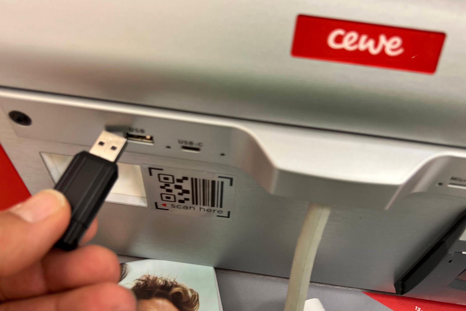 Cewe- Bilderautomat in einem Drogeriemarkt (Symbolbild): Das Unternehmen verlängert den Vertrag mit seinem Chef nicht. Cewe- Bilderautomat in einem Drogeriemarkt (Symbolbild): Das Unternehmen verlängert den Vertrag mit seinem Chef nicht.