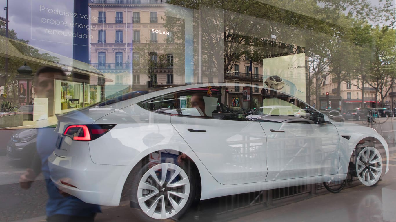 Tesla-Verkaufsraum in Paris: Künftig wird der Nachschub nicht mehr nur aus Kalifornien oder China kommen. Ändern sich dadurch Preise und Lieferzeiten?