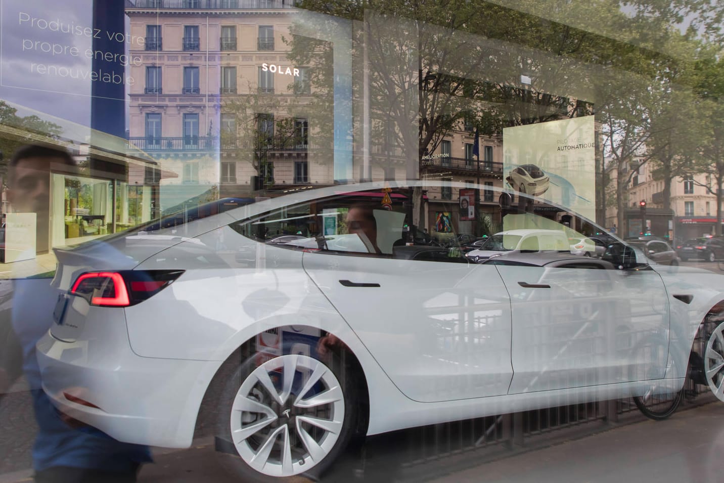 Tesla-Verkaufsraum in Paris: Künftig wird der Nachschub nicht mehr nur aus Kalifornien oder China kommen. Ändern sich dadurch Preise und Lieferzeiten?