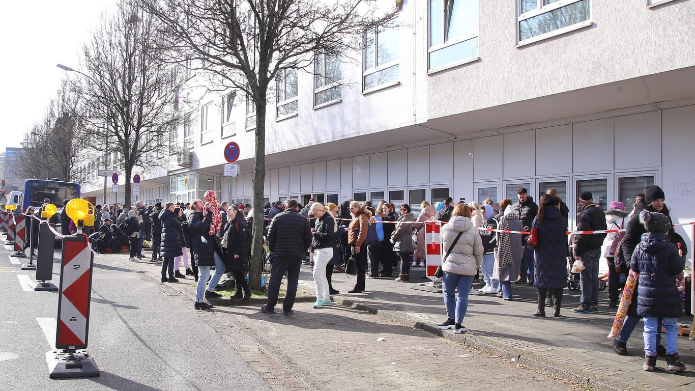 Große Schlange unter der Woche vor dem Sozialamt in Dortmund (Archivbild): Die Flüchtlinge bemühen sich, Leistungen zu beziehen.