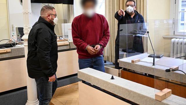 Der Angeklagte (M) im Gerichtssaal in Ravensburg.