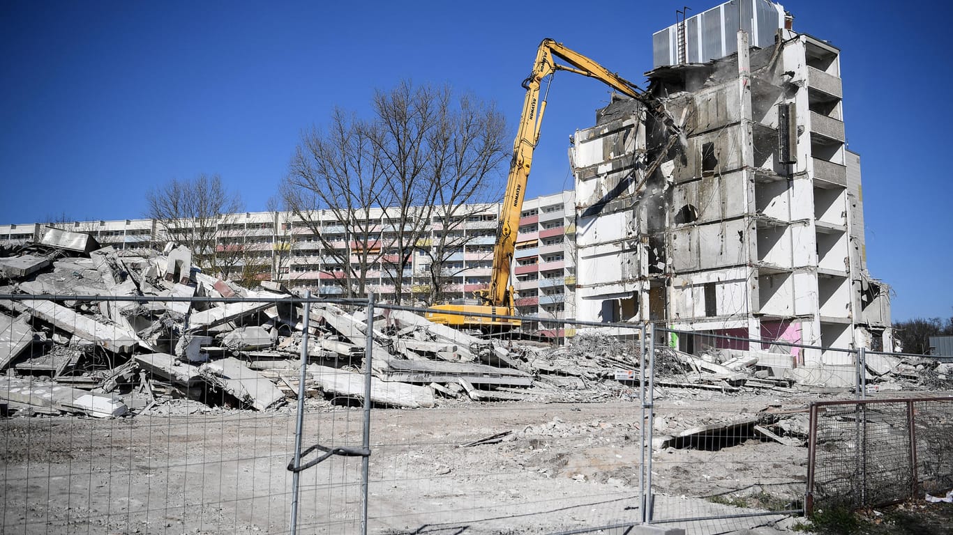 Ein Wohnhaus wird vor einem Wohnblock abgerissen. Aus Sicht der Linksfraktion passiert das in Berlin viel zu oft. (Archivbild)