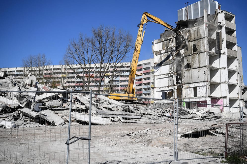 Ein Wohnhaus wird vor einem Wohnblock abgerissen. Aus Sicht der Linksfraktion passiert das in Berlin viel zu oft. (Archivbild)