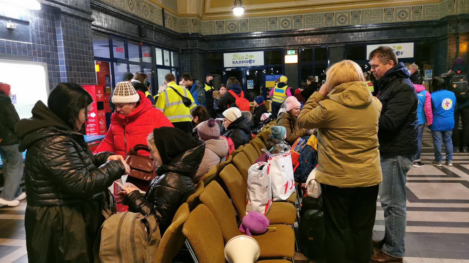 Ukrainische Geflüchtete kommen am Leipziger Hauptbahnhof an: Der Verein "Leipzig helps Ukraine" kümmert sich hier um die Erstversorgung.