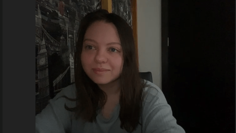 Maria Kuznetsova im Video-Telefonat: Die 24-Jährige hält sich gerade in Georgien auf – in Russland ist es für sie zu gefährlich.