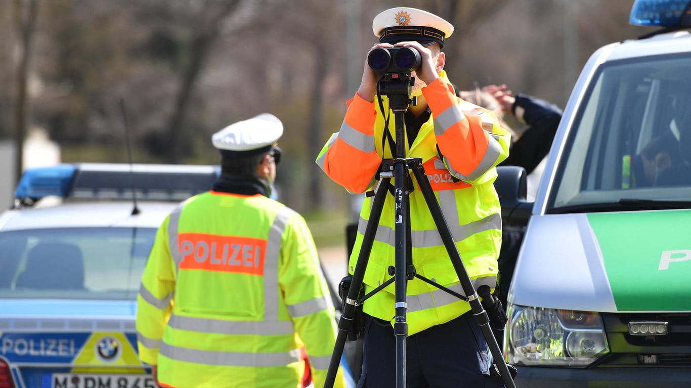 Polizisten bei einer Geschwindigkeitskontrolle (Archivbild): In Bayern kontrollieren Beamte beim Blitzermarathon verstärkt auf Landstraßen.