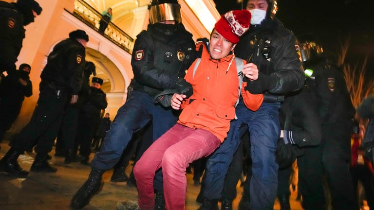 Festnahme bei einer Demonstration in St. Petersburg am 27. Februar: Oft stehen vor allem junge Leute auf der Straße – auch Teenager werden festgenommen.