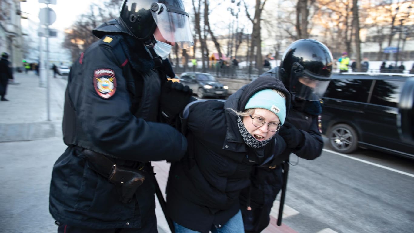 Demonstrationen in Moskau: Tausende Menschen sind seit Kriegsbeginn von der Polizei abgeführt worden.