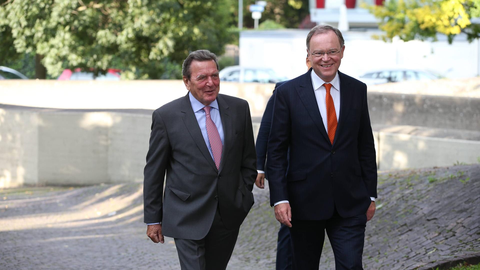 Gerhard Schröder und Stephan Weil bei der Eröffnung des Sprengel-Museums im Jahr 2015. (Symbolbild): Bis heute unterhalten beide einen guten Kontakt. Gerhard Schröder und Stephan Weil bei der Eröffnung des Sprengel-Museums im Jahr 2015. (Symbolbild): Bis heute unterhalten beide einen guten Kontakt.