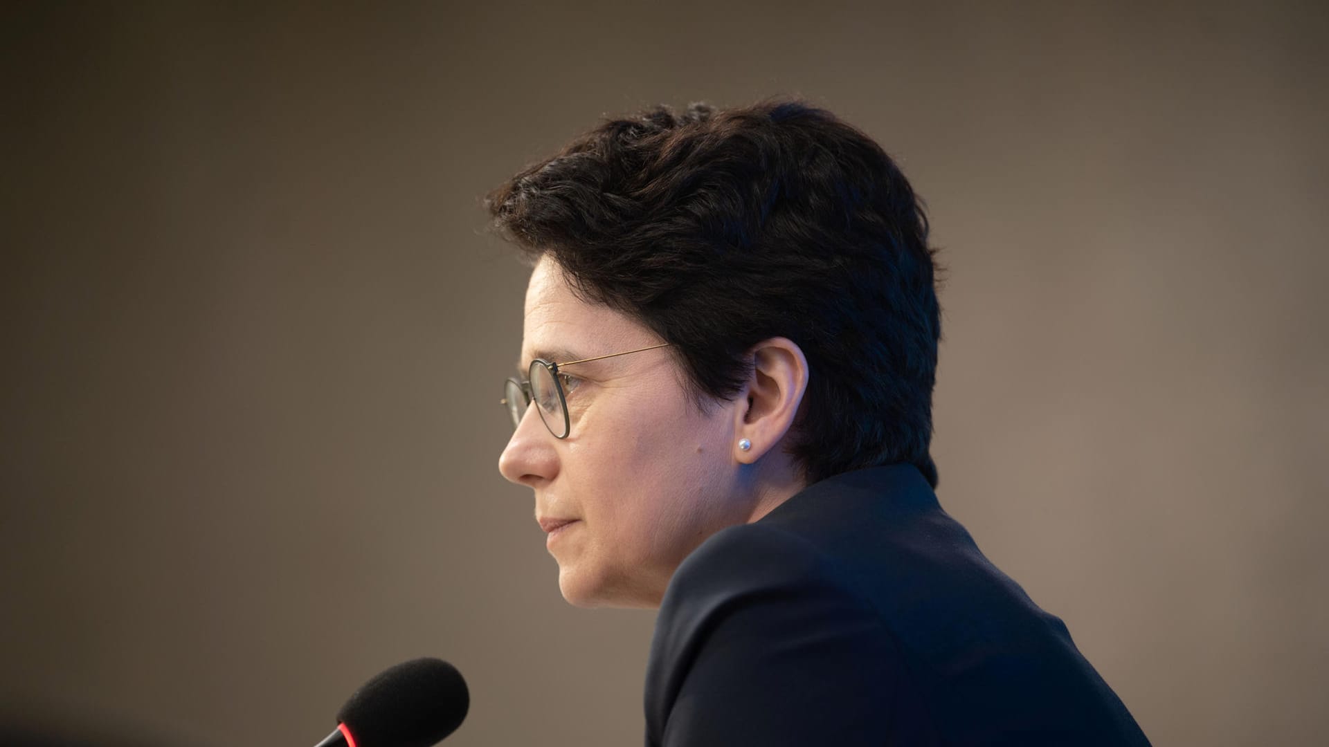 Marion Gentges (CDU) bei einer Pressekonferenz (Archivbild): Die Justizministerin setzt sich für mehr Unterbringungsmöglichkeiten für Flüchtlinge ein. Marion Gentges (CDU) bei einer Pressekonferenz (Archivbild): Die Justizministerin setzt sich für mehr Unterbringungsmöglichkeiten für Flüchtlinge ein.