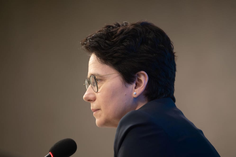 Marion Gentges (CDU) bei einer Pressekonferenz (Archivbild): Die Justizministerin setzt sich für mehr Unterbringungsmöglichkeiten für Flüchtlinge ein.