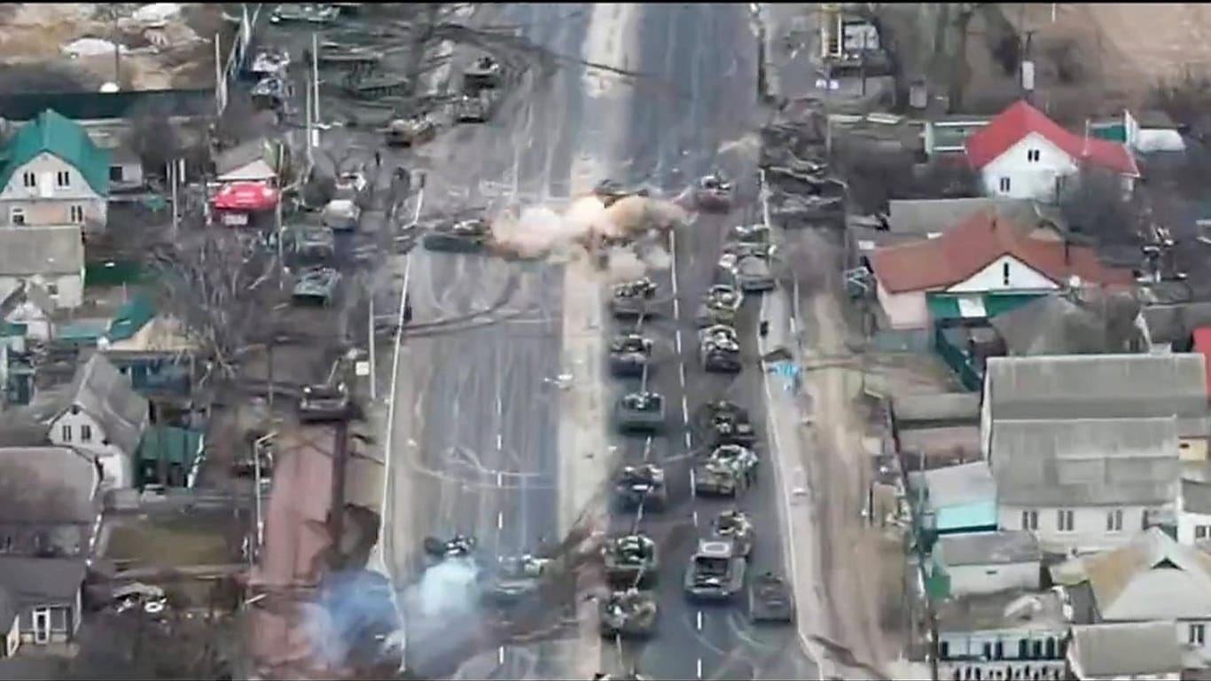 In der Region Kiew wird ein russischer Konvoi angegriffen: Die russische Armee erleidet in der Ukraine hohe Verluste.