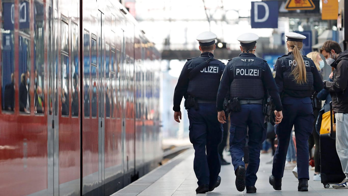 Polizisten an einem Bahnsteig im Kölner Hauptbahnhof (Symbolbild): Beamte haben bei einem Mann zufällig eine gefährliche Messer-Sammlung im Gepäck entdeckt.