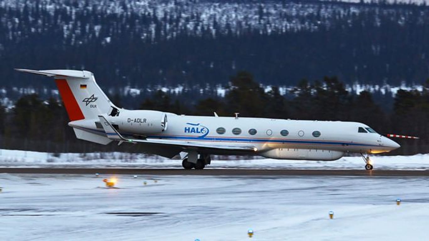 Das Forschungsflugzeug HALO vor der Arena Arctica, Kiruna, Schweden während der "HALO-(AC)3" Kampagne im März 2022.