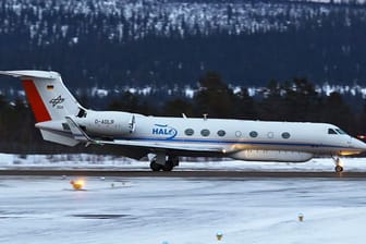 Das Forschungsflugzeug HALO vor der Arena Arctica, Kiruna, Schweden während der "HALO-(AC)3" Kampagne im März 2022.