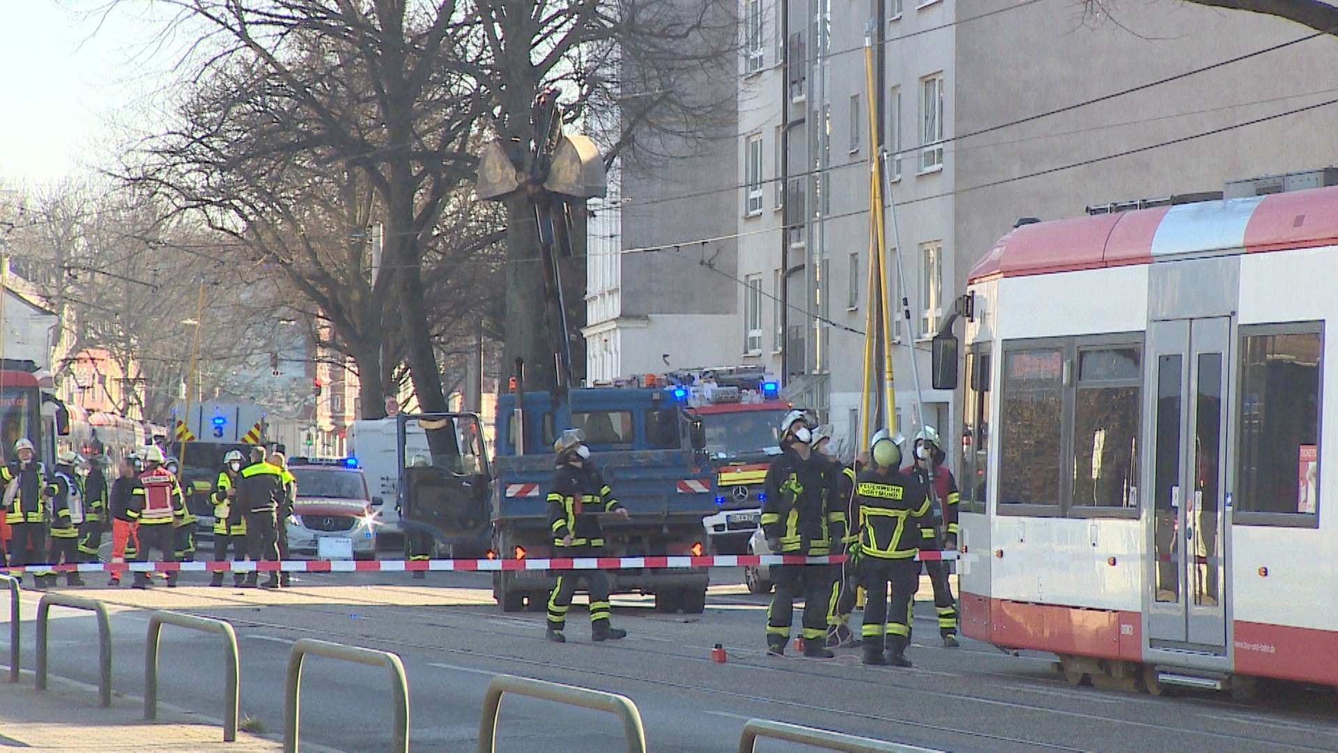 Der Einsatzort: Ein Lkw mit ausgefahrenem Ladearm hat eine Oberleitung der Dortmunder Straßenbahn beschädigt. Der Einsatzort: Ein Lkw mit ausgefahrenem Ladearm hat eine Oberleitung der Dortmunder Straßenbahn beschädigt.