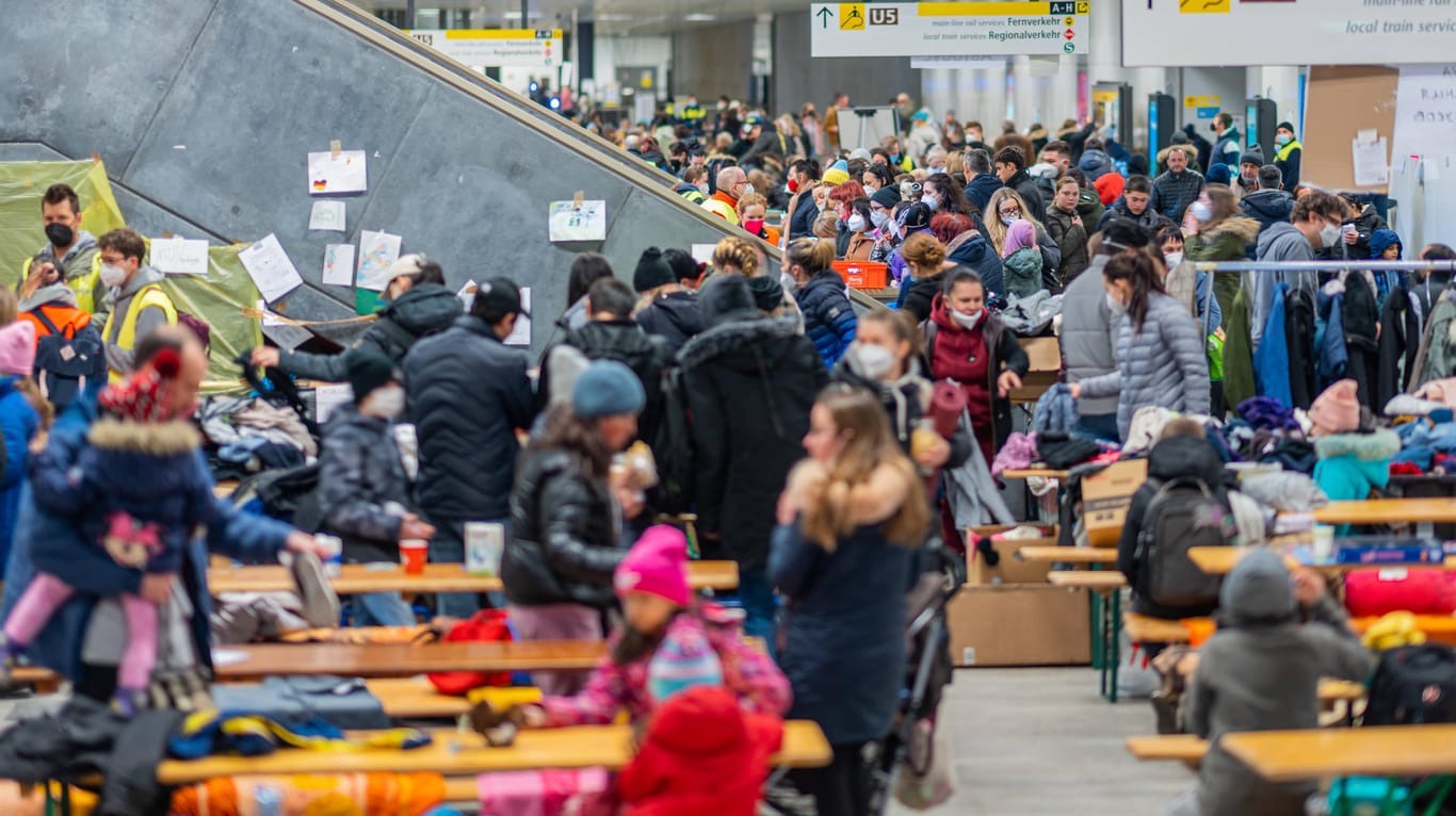 Erstversorgung am Berliner Hauptbahnhof: Tausende ukrainische Geflüchtete sind in den vergangenen Tagen in Deutschland angekommen.