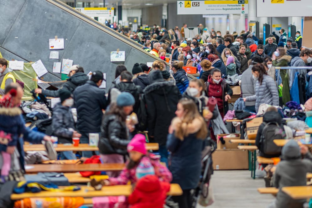 Erstversorgung am Berliner Hauptbahnhof: Tausende ukrainische Geflüchtete sind in den vergangenen Tagen in Deutschland angekommen.