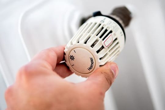 Wegen der hohen Energiekosten hat der Bundestag einen Heizkostenzuschuss für Menschen mit geringem Einkommen beschlossen. Wegen der hohen Energiekosten hat der Bundestag einen Heizkostenzuschuss für Menschen mit geringem Einkommen beschlossen.