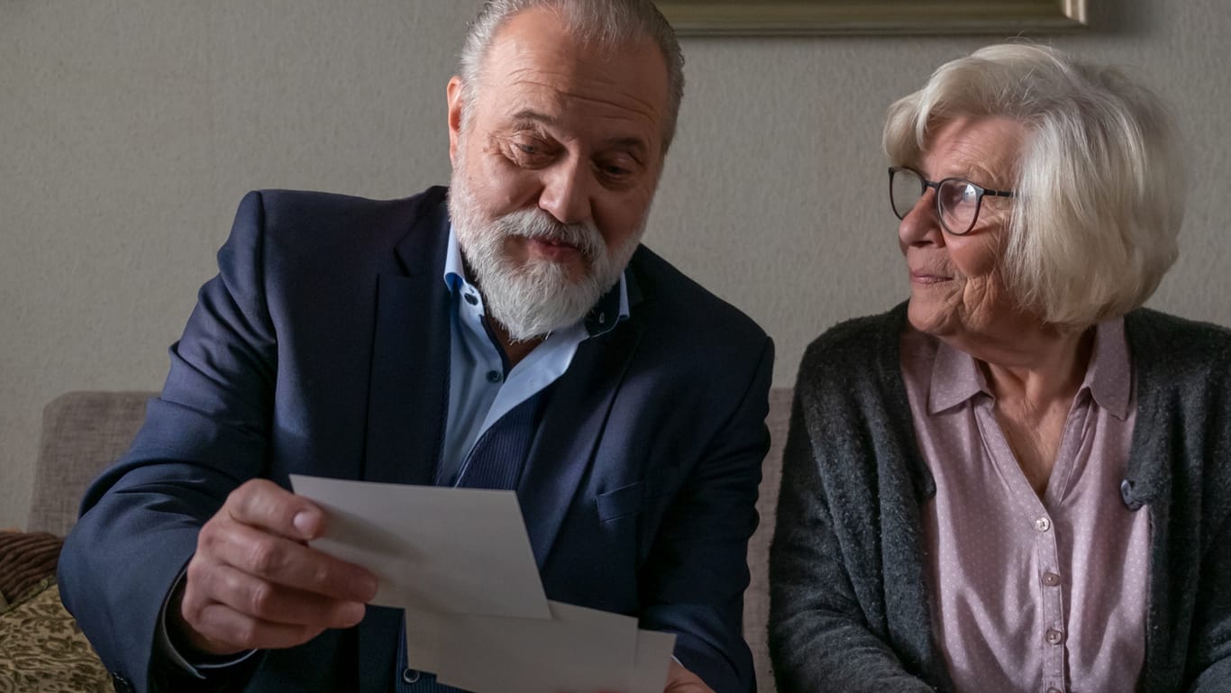 "Der Alte – Ein Tag im Leben": Rentnerin Frau Buteke (Christiane Blumhoff) freut sich, dass Hauptkommissar Richard Voss (Jan-Gregor Kremp) sich Zeit für sie nimmt.
