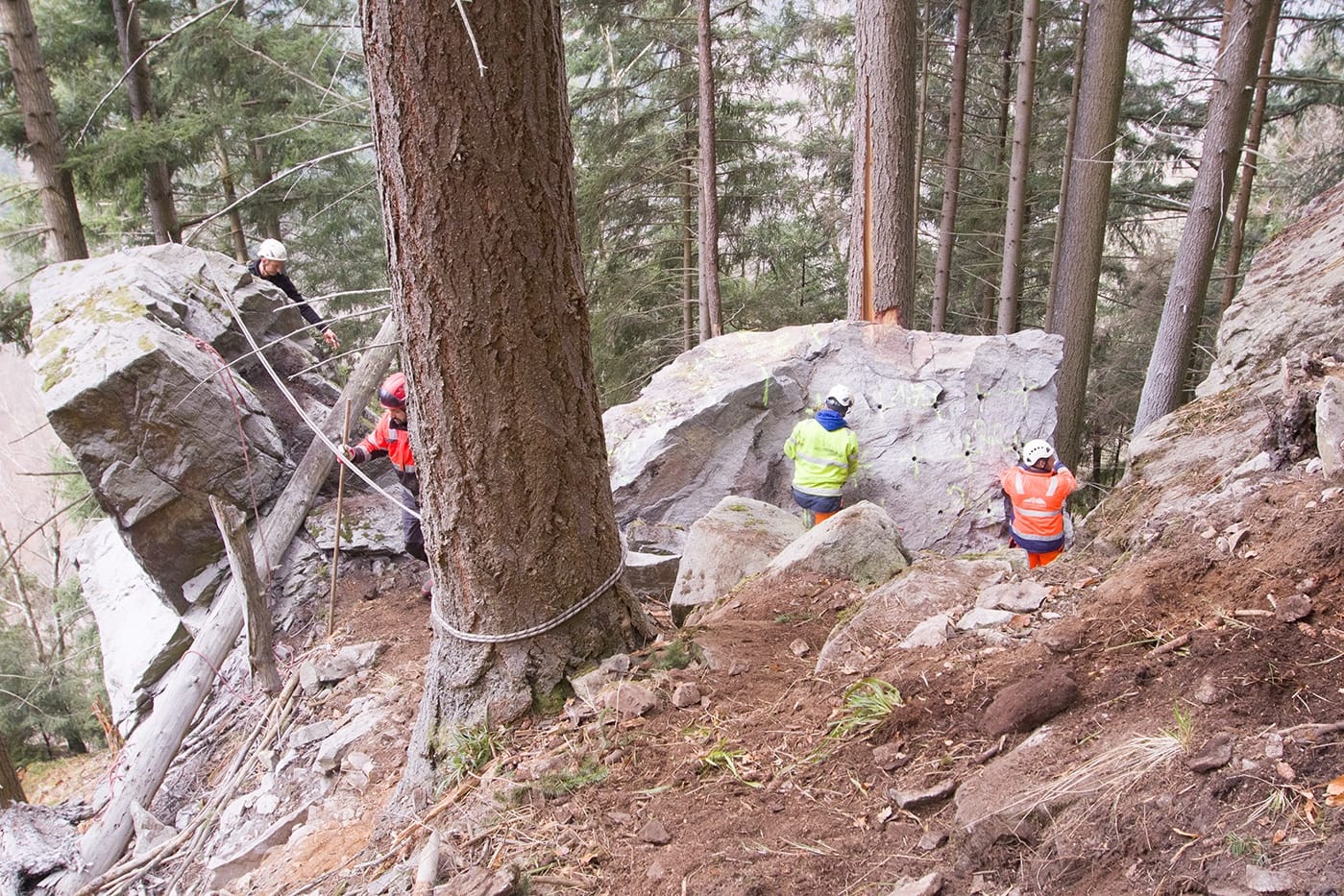 Einsatzkräfte bereiten die Sprengung eines großen Felsbrockens im Höllental vor: Der Klotz wiegt bis zu 60 Tonnen.