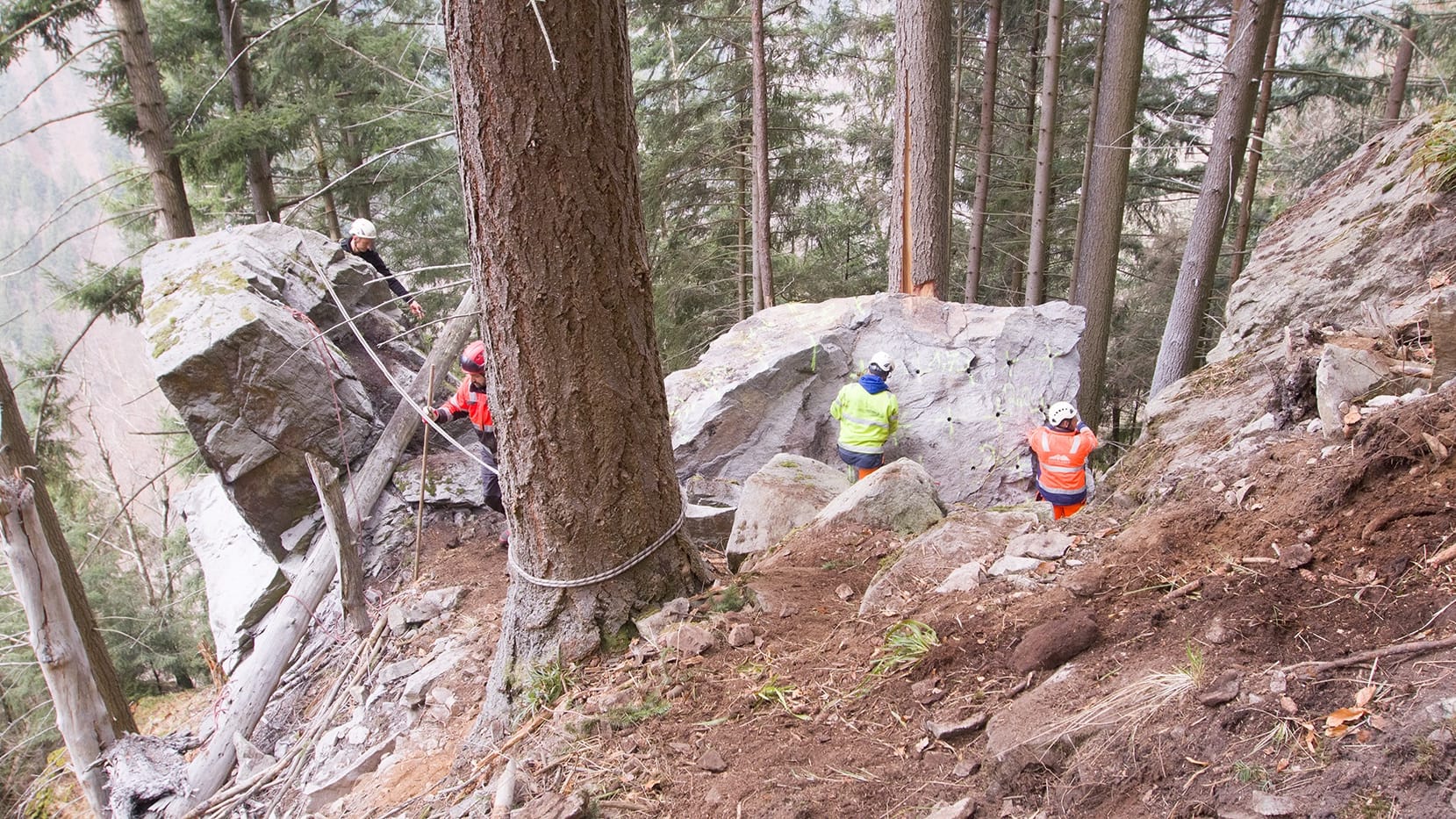 Einsatzkräfte bereiten die Sprengung eines großen Felsbrockens im Höllental vor: Der Klotz wiegt bis zu 60 Tonnen. Einsatzkräfte bereiten die Sprengung eines großen Felsbrockens im Höllental vor: Der Klotz wiegt bis zu 60 Tonnen.