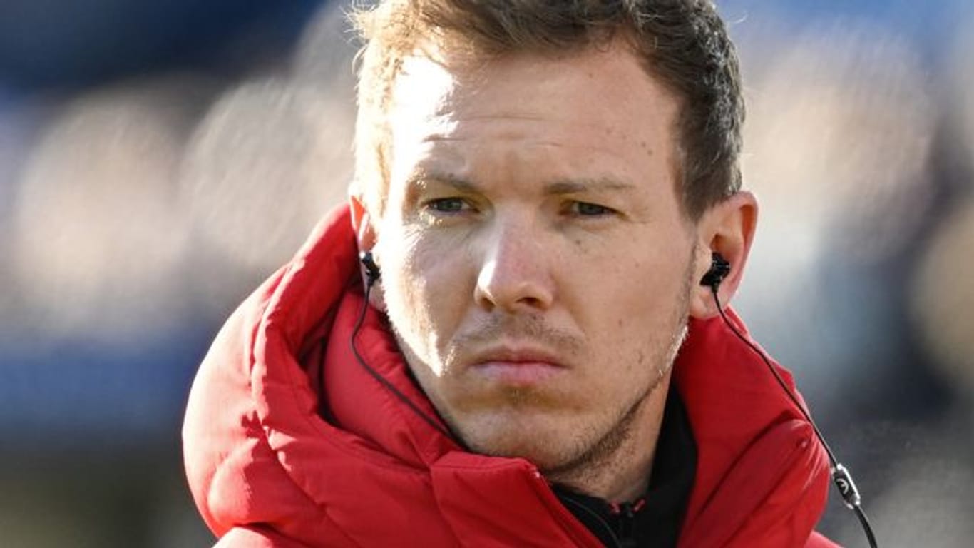 Bayern Münchens Trainer Julian Nagelsmann spürt den Druck, den der Verfolger BVB auf sein Team macht.