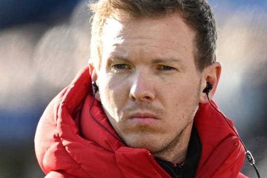 Bayern Münchens Trainer Julian Nagelsmann spürt den Druck, den der Verfolger BVB auf sein Team macht.