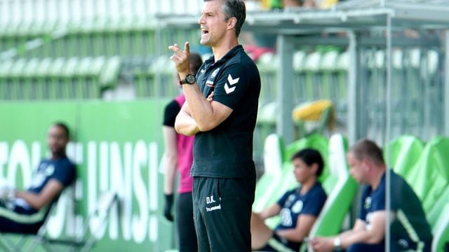 Der Trainer der Frauenfußballmannschaft des SC Freiburg Daniel Kraus übernimmt im Sommer den Posten des Nachwuchs-Chefs in Wolfsburg.