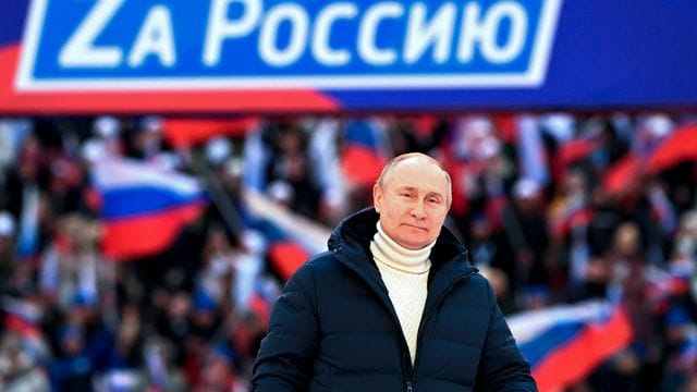 Wladimir Putin hält am achten Jahrestag der Einverleibung der Halbinsel Krim eine Rede in Moskau.