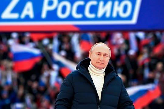 Wladimir Putin hält am achten Jahrestag der Einverleibung der Halbinsel Krim eine Rede in Moskau.