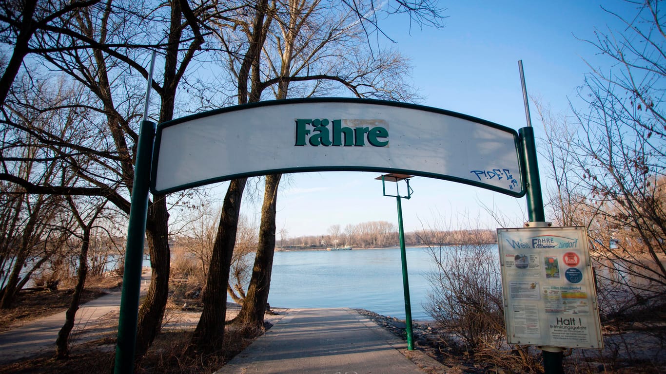 Das Highlight von Zündorf: die Fähre. Viele Ausflügler setzen hier mit dem Rad zur anderen Rheinseite über.