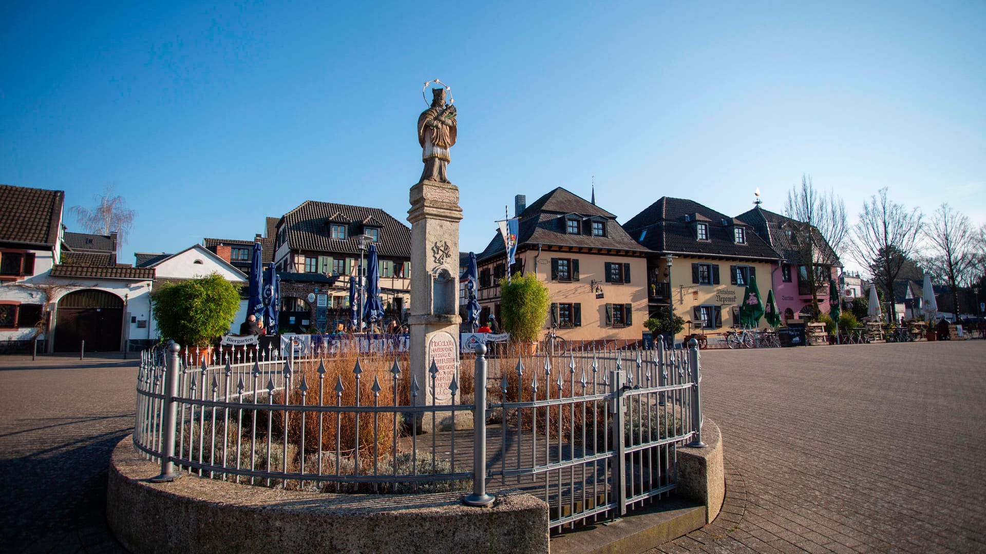 Das Nepomuk-Denkmal mitten auf dem Zündorfer Marktplatz: Hier an der Groov lässt es sich bei Sonnenschein wunderbar flanieren.