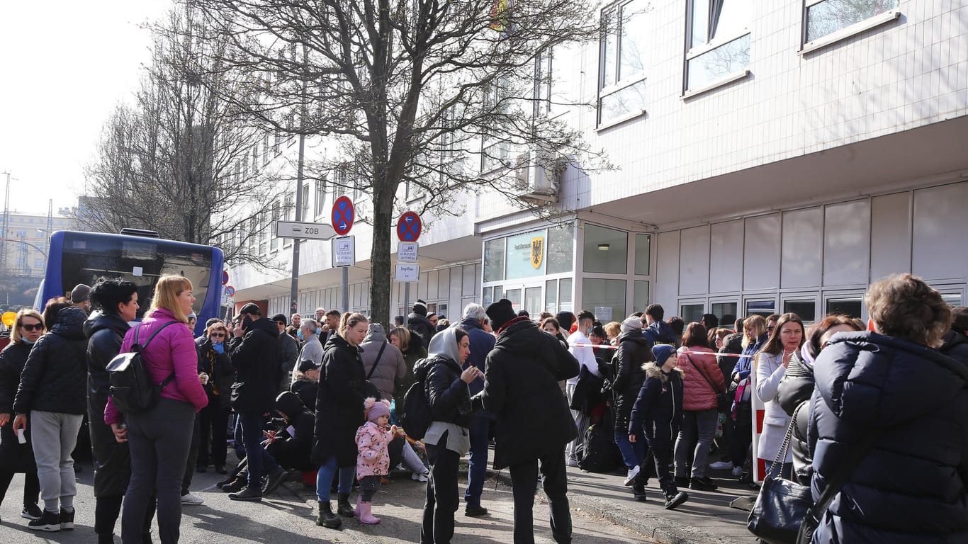 Viele Menschen vor dem Dortmunder Sozialamt: Zur Registrierung stellten sich zuletzt täglich zahlreiche Flüchtlinge aus der Ukraine an – wie hier am Mittwoch.